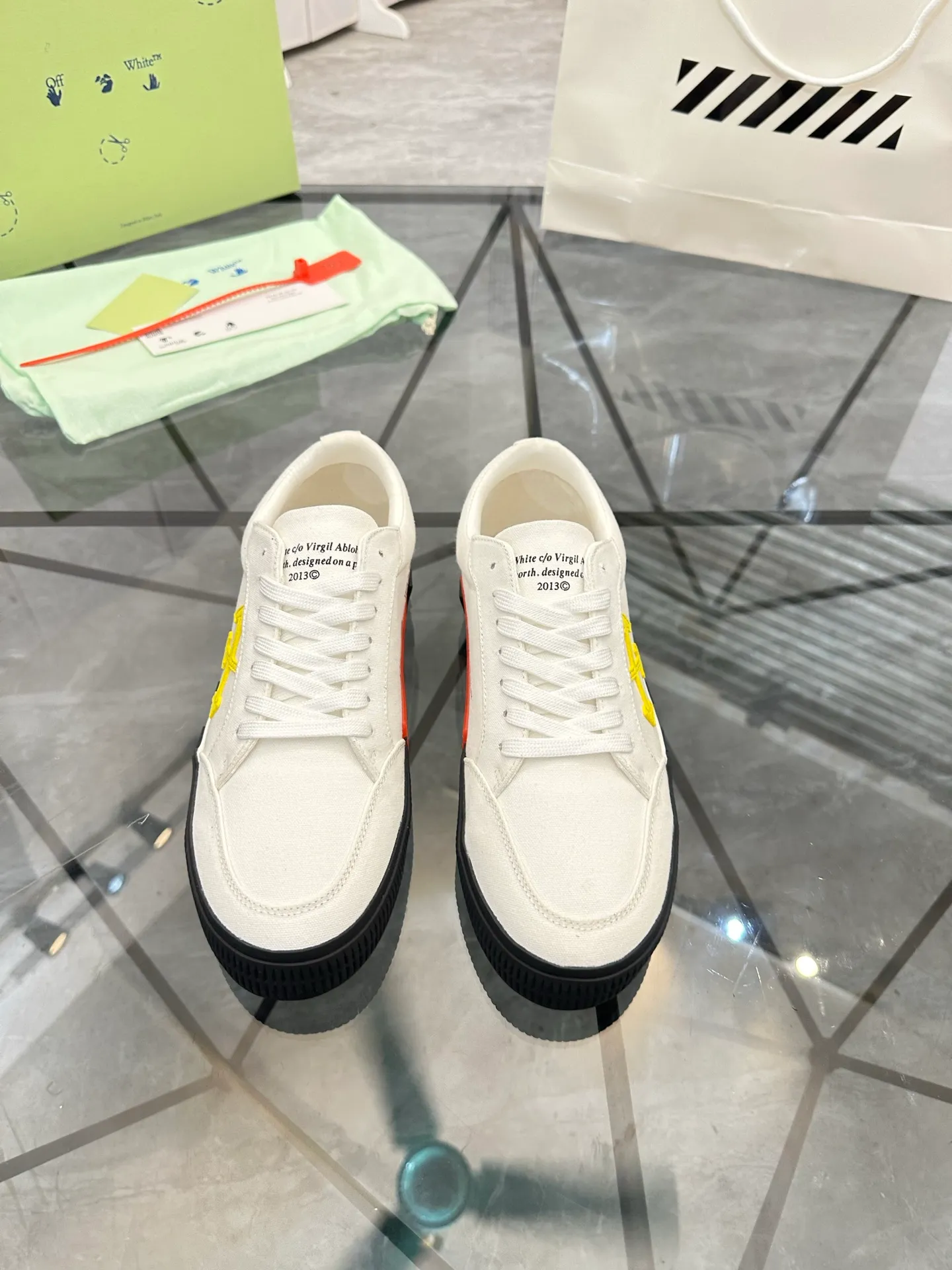 Selling men's shoes 💰: 💰P440¥ Product trademark: OFF WHITE *"OFF WHITE*" low-top casual shoes Regular size: 35-45 (can be customized to 46) Couple style Product materials: Original fabric from the upper counter, breathable lining, original outsole. No.: H203